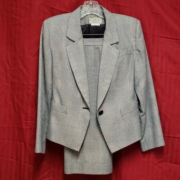 Gilmor Jackets & Blazers - Size 2 Plaid pattern Business Suit Jacket with complimentary matching skirt.
